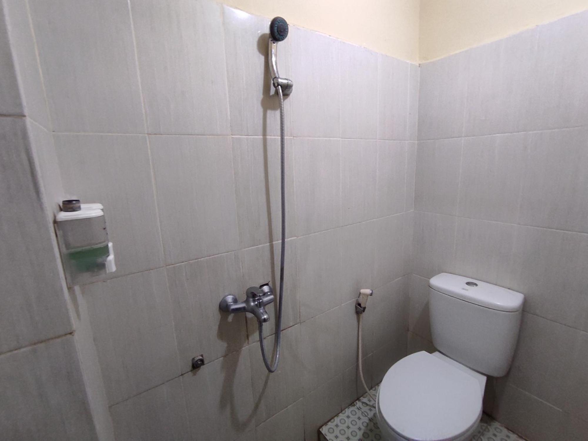 Oyo 93411 Syariah Hotel Tomborang Karema Exteriör bild