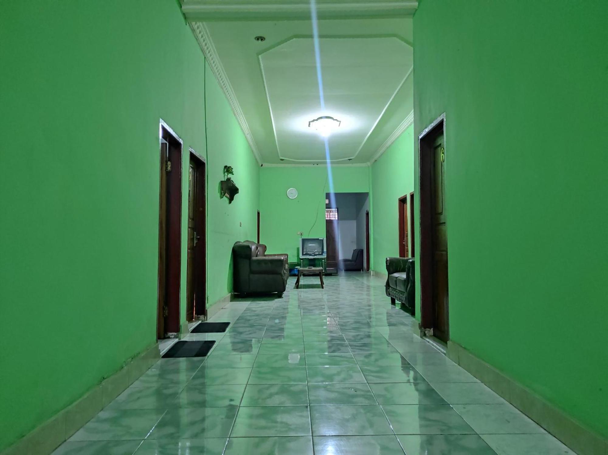 Oyo 93411 Syariah Hotel Tomborang Karema Exteriör bild