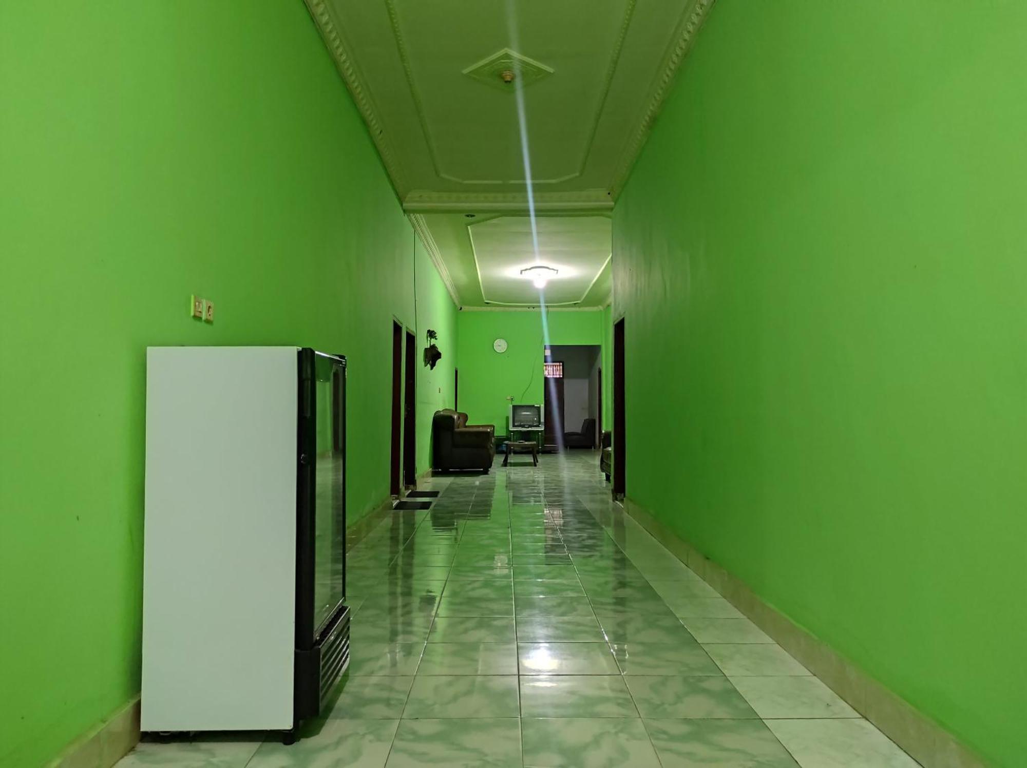 Oyo 93411 Syariah Hotel Tomborang Karema Exteriör bild