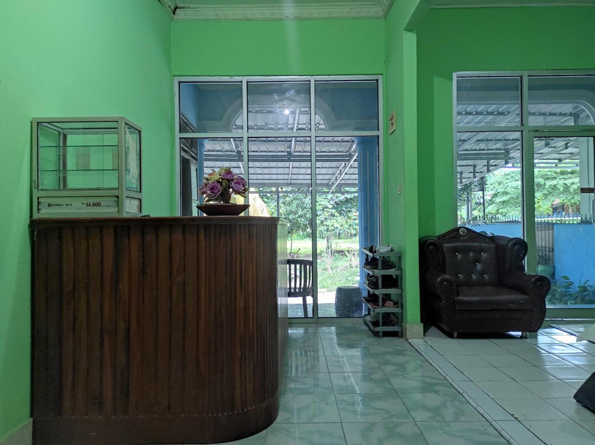 Oyo 93411 Syariah Hotel Tomborang Karema Exteriör bild