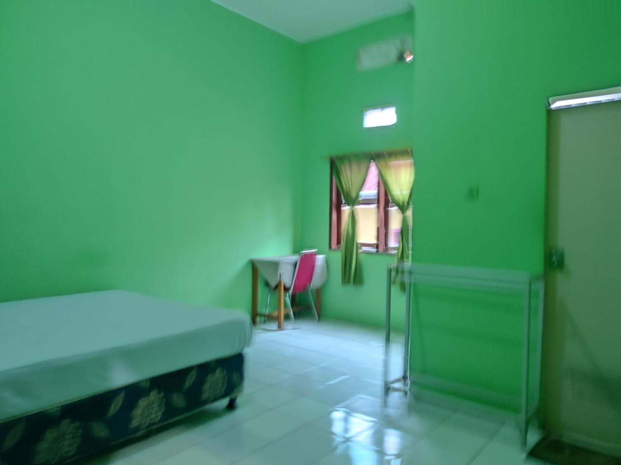 Oyo 93411 Syariah Hotel Tomborang Karema Exteriör bild