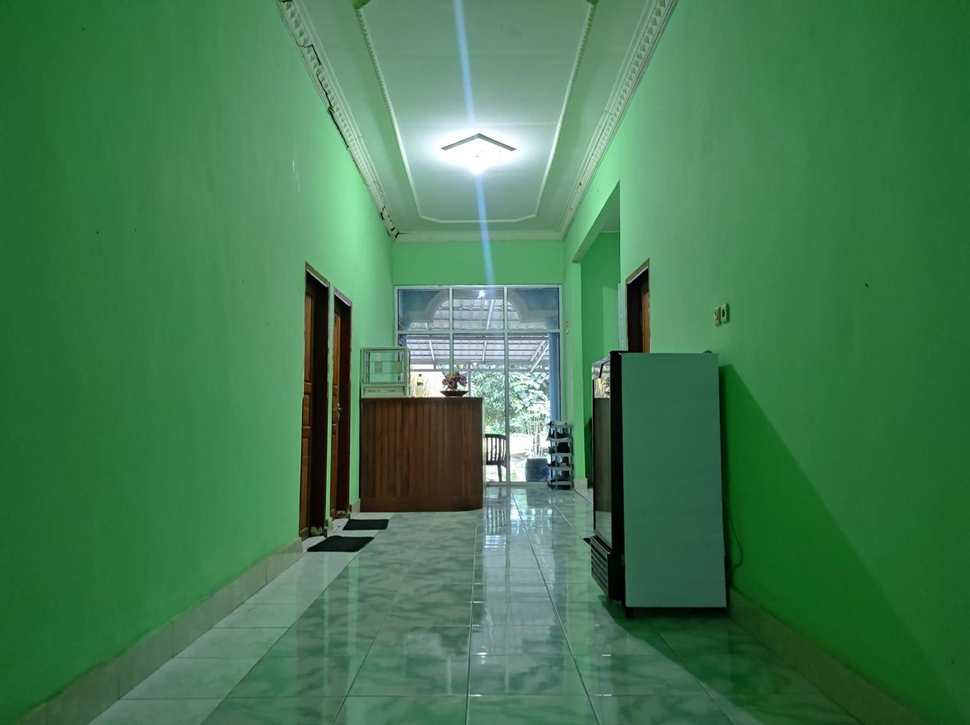 Oyo 93411 Syariah Hotel Tomborang Karema Exteriör bild